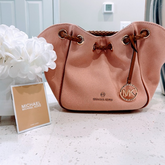 Michael Kors Handbags - Like New Michael Kors Light Peachy Peachy